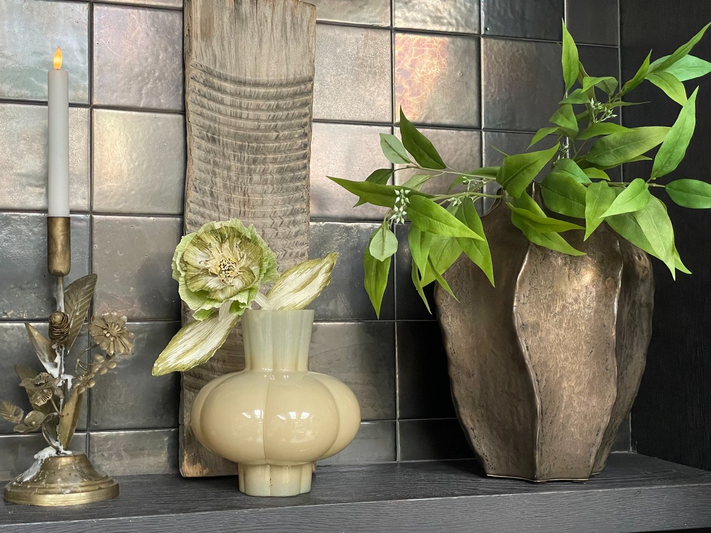 groene crepepapierbloem met bronzen tegels